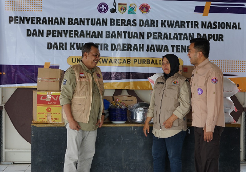 Wakil Ketua Bidang Pengabdian Masyarakat (Abdimas) Kwarcab Purbalingga, Prayitno, menyambut langsung penyerahan bantuan oleh Andalan Daerah Urusan Abdimas Kwarda Jawa Tengah, Shintya.