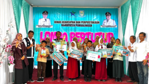 Peserta Lomba Bertutur Siswa SD/MI Tingkat Kabupaten Purbalinga berfoto bersama Kepala Dinas Kearsipan dan Perpustakaan Kabupaten Purbalingga, Endi Astono dan para juri, Rabu 13 Mei 2026