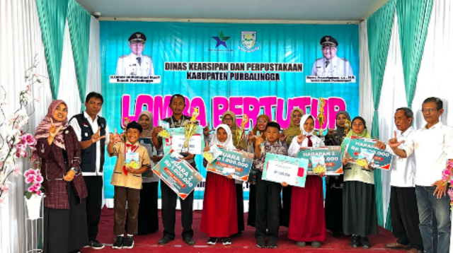 Peserta Lomba Bertutur Siswa SD/MI Tingkat Kabupaten Purbalinga berfoto bersama Kepala Dinas Kearsipan dan Perpustakaan Kabupaten Purbalingga, Endi Astono dan para juri, Rabu 13 Mei 2026