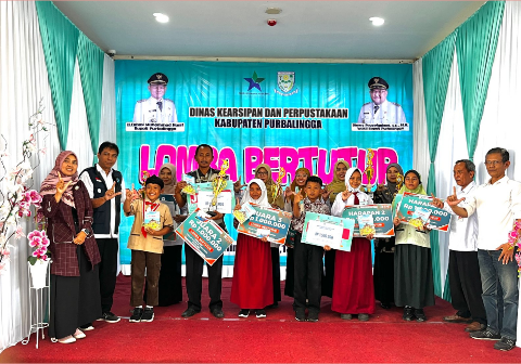 Peserta Lomba Bertutur Siswa SD/MI Tingkat Kabupaten Purbalinga berfoto bersama Kepala Dinas Kearsipan dan Perpustakaan Kabupaten Purbalingga, Endi Astono dan para juri, Rabu 13 Mei 2026