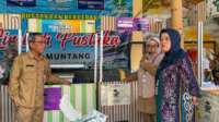 Kepala Dinas Kearsipan dan Perpustakaan Kabupaten Purbalingga, Endi Astono saat mendampangi tim penilai dari provinsi di Perpustakaan Bergerak Limbah Pustaka Desa Muntang, Kecamatan Kemangkon, Kabupaten Purbalingga
