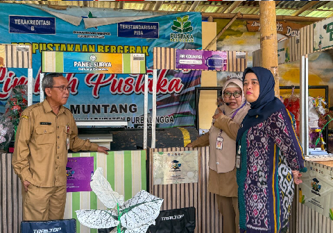 Kepala Dinas Kearsipan dan Perpustakaan Kabupaten Purbalingga, Endi Astono saat mendampangi tim penilai dari provinsi di Perpustakaan Bergerak Limbah Pustaka Desa Muntang, Kecamatan Kemangkon, Kabupaten Purbalingga