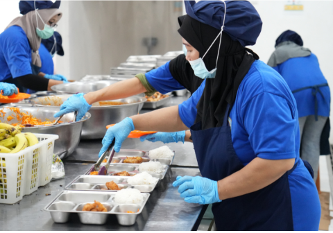 Pemerintah berencana mengubah jadwal pengiriman program Makan Bergizi Gratis (MBG) guna menjaga defisit fiskal tetap bawah batas tiga persen.