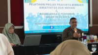 Kabid Pembinaan SMP Dindikbud Purbalingga Priyanto saat memberikan pengarahan dalam pelatihan projek berbasis inovasi Musyawarah Guru Mata Pelajaran (MGMP) Prakarya SMP bekerja sama dengan Dindikbud Kabupaten Purbalingga, di SMK Negeri 1 Bojongsari, Sabtu 9 Mei 2026.