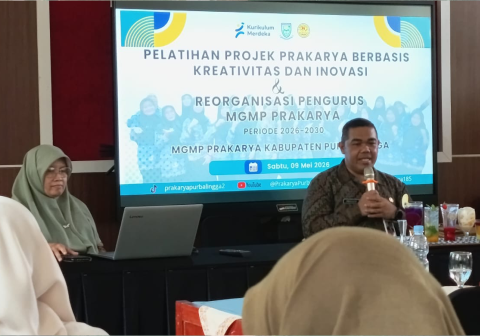 Kabid Pembinaan SMP Dindikbud Purbalingga Priyanto saat memberikan pengarahan dalam pelatihan projek berbasis inovasi Musyawarah Guru Mata Pelajaran (MGMP) Prakarya SMP bekerja sama dengan Dindikbud Kabupaten Purbalingga, di SMK Negeri 1 Bojongsari, Sabtu 9 Mei 2026.
