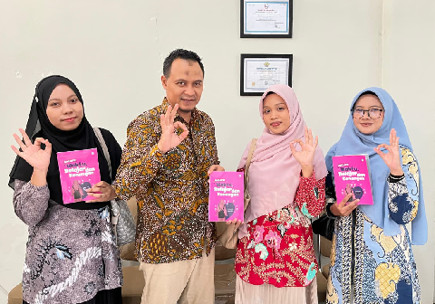 Tiga mahasiswi Program Studi Pendidikan Agama Islam (PAI) UMP sukses mengolah pengalaman magang menjadi karya literasi.
