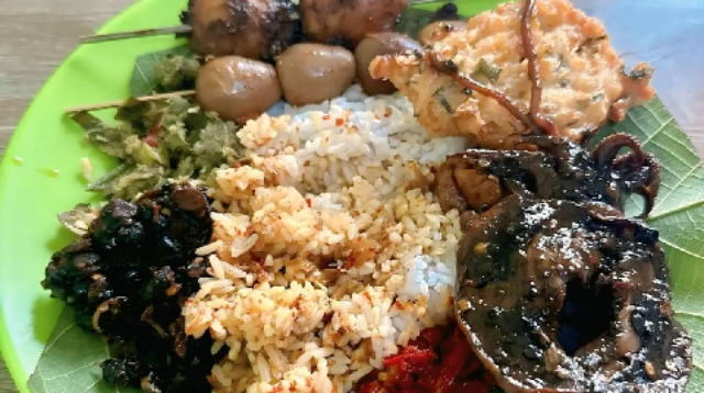Nasi Jamblang Beralaskan Daun Jati