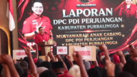 Ketua DPC PDI Perjuangan Purbalingga, HR Bambang Irawan saat menyalakan api semangat kader PDI P dalam Musyawarah Anak Cabang (Musancab) di Gedung Indragiri Owabong, Minggu 24 Mei 2026