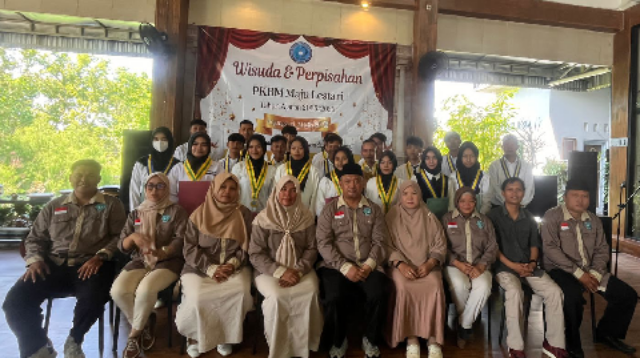 PKBM Maju Lestari Kecamatan Bojongsari, Purbalingga meluluskan sebanyak 24 peserta didik dari program kesetaraan Paket C dan 8 siswa dari program Paket B.