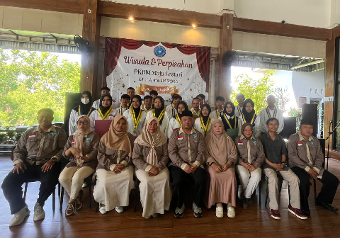PKBM Maju Lestari Kecamatan Bojongsari, Purbalingga meluluskan sebanyak 24 peserta didik dari program kesetaraan Paket C dan 8 siswa dari program Paket B.