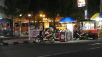 Meski petugas gabungan telah memasang traffic cone dan papan larangan pada Selasa 19 Mei 2026 sore, para pedagang tetap nekat menggelar lapak pada malam harinya.
