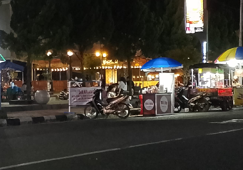 Meski petugas gabungan telah memasang traffic cone dan papan larangan pada Selasa 19 Mei 2026 sore, para pedagang tetap nekat menggelar lapak pada malam harinya. Meski petugas gabungan telah memasang traffic cone dan papan larangan pada Selasa 19 Mei 2026 sore, para pedagang tetap nekat menggelar lapak pada malam harinya.