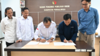 Ketua Badan Pengawas Pemilihan Umum (Bawaslu) Kabupaten Purbalingga, Misrad bersama Ketua Persatuan Wartawan Indonesia (PWI) Kabupaten Purbalingga, Ryan Rachman menandatangani Nota Kesepahaman (MoU) serta Perjanjian Kerja Sama (MoA), di ruang pertemuan kantor Bawaslu, Rabu 6 Mei 2026.