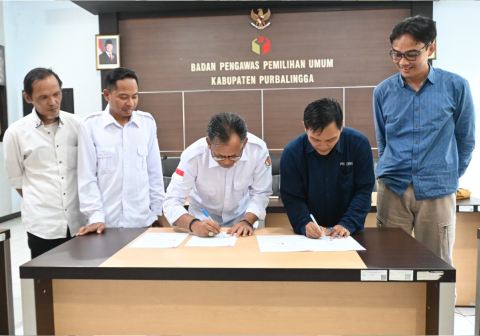 Ketua Badan Pengawas Pemilihan Umum (Bawaslu) Kabupaten Purbalingga, Misrad bersama Ketua Persatuan Wartawan Indonesia (PWI) Kabupaten Purbalingga, Ryan Rachman menandatangani Nota Kesepahaman (MoU) serta Perjanjian Kerja Sama (MoA), di ruang pertemuan kantor Bawaslu, Rabu 6 Mei 2026.