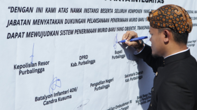 Bupati Purbalingga Fahmi Muhammad Hanif menandatangani Pakta Integritas Sistem Penerimaan Murid Baru (SPMB) pada momentum Hari Pendidikan Nasional, Sabtu 2 Mei 2026