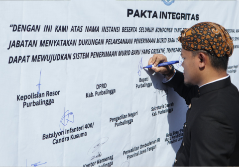 Bupati Purbalingga Fahmi Muhammad Hanif menandatangani Pakta Integritas Sistem Penerimaan Murid Baru (SPMB) pada momentum Hari Pendidikan Nasional, Sabtu 2 Mei 2026