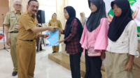 Staf Ahli Bupati Tri Gunawan Setyadi mewakili Bupati Purbalingga Fahmi Muhammad Hanif menyerahkan bantuan sosial/hibah kepada penyandang Thalasemia Mayor berupa uang lauk pauk dan transportasi di aula pertemuan RSUD Goetheng Taroenadibrata Purbalingga, Selasa 19 Mei 2026.