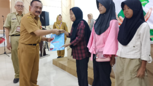 Staf Ahli Bupati Tri Gunawan Setyadi mewakili Bupati Purbalingga Fahmi Muhammad Hanif menyerahkan bantuan sosial/hibah kepada penyandang Thalasemia Mayor berupa uang lauk pauk dan transportasi di aula pertemuan RSUD Goetheng Taroenadibrata Purbalingga, Selasa 19 Mei 2026.
