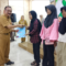 Staf Ahli Bupati Tri Gunawan Setyadi mewakili Bupati Purbalingga Fahmi Muhammad Hanif menyerahkan bantuan sosial/hibah kepada penyandang Thalasemia Mayor berupa uang lauk pauk dan transportasi di aula pertemuan RSUD Goetheng Taroenadibrata Purbalingga, Selasa 19 Mei 2026.
