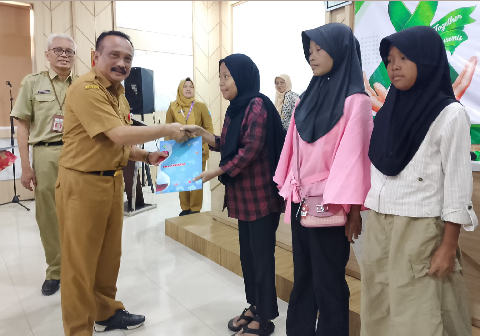 Staf Ahli Bupati Tri Gunawan Setyadi mewakili Bupati Purbalingga Fahmi Muhammad Hanif menyerahkan bantuan sosial/hibah kepada penyandang Thalasemia Mayor berupa uang lauk pauk dan transportasi di aula pertemuan RSUD Goetheng Taroenadibrata Purbalingga, Selasa 19 Mei 2026. Staf Ahli Bupati Tri Gunawan Setyadi mewakili Bupati Purbalingga Fahmi Muhammad Hanif menyerahkan bantuan sosial/hibah kepada penyandang Thalasemia Mayor berupa uang lauk pauk dan transportasi di aula pertemuan RSUD Goetheng Taroenadibrata Purbalingga, Selasa 19 Mei 2026.