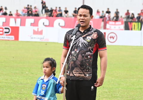Bupati Purbalingga, Fahmi Muhammad Hanif, saat menyampaikan kata pembuka Liga 4 Nasional Piala Presiden 2026 di Stadion Gelora Goentoer Darjono Bupati Purbalingga, Fahmi Muhammad Hanif, saat menyampaikan kata pembuka Liga 4 Nasional Piala Presiden 2026 di Stadion Gelora Goentoer Darjono
