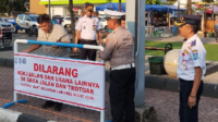 Petugas gabungan dari Dinas Perhubungan, Satpol PP, Satlantas Polres Purbalingga dan managemen Perumdam Owabong memasang traffic cone serta papan larangan berjualan pada Selasa 19 Mei 2026 sore. Petugas gabungan dari Dinas Perhubungan, Satpol PP, Satlantas Polres Purbalingga dan managemen Perumdam Owabong memasang traffic cone serta papan larangan berjualan pada Selasa 19 Mei 2026 sore.