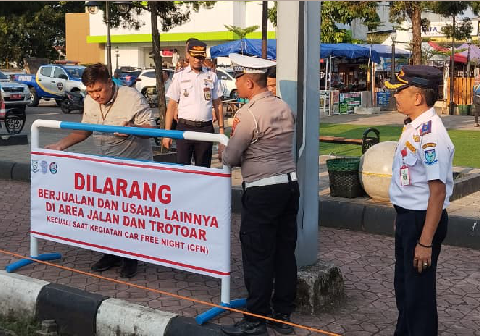Petugas gabungan dari Dinas Perhubungan, Satpol PP, Satlantas Polres Purbalingga dan managemen Perumdam Owabong memasang traffic cone serta papan larangan berjualan pada Selasa 19 Mei 2026 sore.