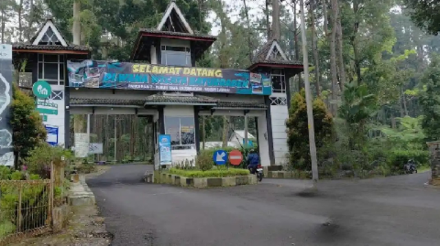 Pintu gerbang menuju ke Pemalang melalui Kebun Raya Baturraden