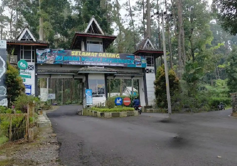 Pintu gerbang menuju ke Pemalang melalui Kebun Raya Baturraden