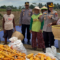 Kapolres Purbalingga AKBP Anita Indah Setyaningrum berbincang dengan petani jagung usai panen raya jagung serentak kuartal kedua tahun 2026 di Desa Kasih, Kecamatan Kertanegara, Kabupaten Purbalingga, Sabtu 16 Mei 2026 siang.