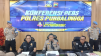 Wakapolres Purbalingga, Kompol Agus Amjat Purnomo Bersama Kasat Reskrim AKP Siswanto dan Plt Kasi Humas Iptu Dwi Arto saat konferensi pers di Mapolres Purbalingga Selasa 26 Mei 2026