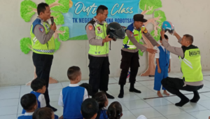 Puluhan anak TK Negeri Pembina Bobotsari mengikuti kegiatan edukatif dari Personel Polsek Bobotsari dengan program Polisi Sahabat Anak yang bertujuan menanamkan budaya keselamatan berkendara sejak dini ini pada Selasa 12 Mei 2026