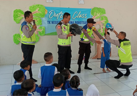 Puluhan anak TK Negeri Pembina Bobotsari mengikuti kegiatan edukatif dari Personel Polsek Bobotsari dengan program Polisi Sahabat Anak yang bertujuan menanamkan budaya keselamatan berkendara sejak dini ini pada Selasa 12 Mei 2026