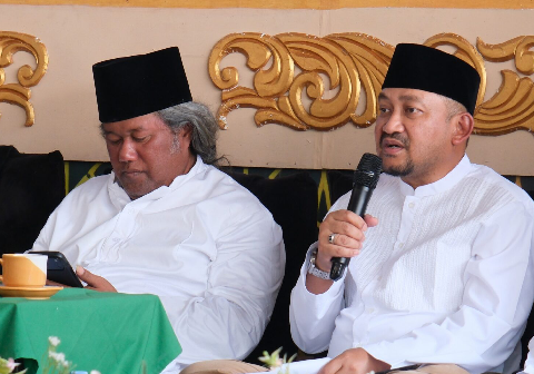 Bupati Pemalang, Anom Widiyantoro, turut menghadiri seluruh rangkaian kegiatan pengajian umum yang menghadirkan penceramah KH Ahmad Muwafiq (Gus Muwafiq), seorang ulama Nahdlatul Ulama asal Lamongan. Bupati Pemalang, Anom Widiyantoro, turut menghadiri seluruh rangkaian kegiatan pengajian umum yang menghadirkan penceramah KH Ahmad Muwafiq (Gus Muwafiq), seorang ulama Nahdlatul Ulama asal Lamongan.