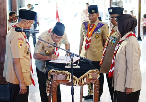 Ketua Gerakan Pramuka Kwartir Daerah Jawa Tengah, S. Budi Prayitno, melantik Bupati Banyumas Sadewo Tri Lastiono dan Wakil Bupati Dwi Asih Lintarti sebagai Ketua dan Wakil Ketua Majelis Pembimbing Cabang (Mabicab) Gerakan Pramuka Kabupaten Banyumas.