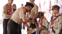 Ketua Gerakan Pramuka Kwarcab Purbalingga, Tri Gunawan Setyadi menyerahkan piala dan penghargaan kepada paraPramuka Garuda Berprestasi di Sanggar Bakti Pramuka Kwarcab Purbalingga Selasa, 12 Mei 2026. Ketua Gerakan Pramuka Kwarcab Purbalingga, Tri Gunawan Setyadi menyerahkan piala dan penghargaan kepada paraPramuka Garuda Berprestasi di Sanggar Bakti Pramuka Kwarcab Purbalingga Selasa, 12 Mei 2026.