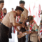 Ketua Gerakan Pramuka Kwarcab Purbalingga, Tri Gunawan Setyadi menyerahkan piala dan penghargaan kepada paraPramuka Garuda Berprestasi di Sanggar Bakti Pramuka Kwarcab Purbalingga  Selasa, 12 Mei 2026.