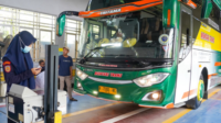 Armada bus pengangkut calon jemaah haji 2026 sebanyak 10 unit menjalani uji kelayakan (ramp check) pada Unit Pelaksana Uji Berkala Kendaraan Bermotor (UPUBKB) Dinas Perhubungan Purbalingga, Rabu 6 Mei 2026
