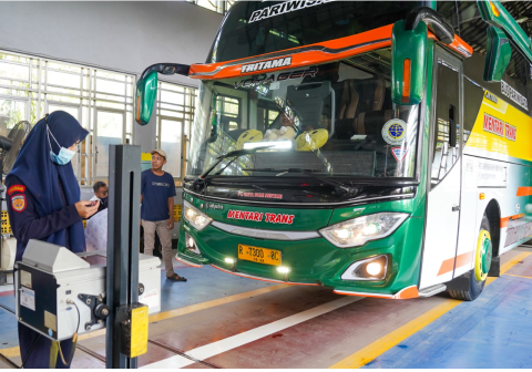 Armada bus pengangkut calon jemaah haji 2026 sebanyak 10 unit menjalani uji kelayakan (ramp check) pada Unit Pelaksana Uji Berkala Kendaraan Bermotor (UPUBKB) Dinas Perhubungan Purbalingga, Rabu 6 Mei 2026