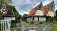Rumah peninggalan Pahlawan Nasional, Prof. dr. M. Sardjito bergaya jengki berdiri megah dan terawat di sisi timur jalan Cik Di Tiro, Kelurahan Terban, Kecamatan Gondokusuman, Kota Yogyakarta.