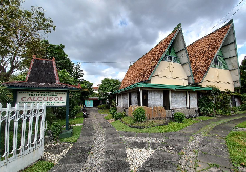 Rumah peninggalan Pahlawan Nasional, Prof. dr. M. Sardjito bergaya jengki berdiri megah dan terawat di sisi timur jalan Cik Di Tiro, Kelurahan Terban, Kecamatan Gondokusuman, Kota Yogyakarta. Rumah peninggalan Pahlawan Nasional, Prof. dr. M. Sardjito bergaya jengki berdiri megah dan terawat di sisi timur jalan Cik Di Tiro, Kelurahan Terban, Kecamatan Gondokusuman, Kota Yogyakarta.