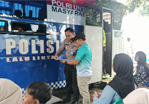 Sebanyak 29 pekerja memanfaatkan fasilitas layanan perpanjangan Surat Izin Mengemudi (SIM) A dan C dari Satuan Penyelenggara Administrasi (Satpas) Polres Purbalingga pada peringatan Hari Buruh Internasional, di Objek Wisata Purbasari Pancuran Mas Purbalingga, 1 Mei 2026