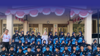 Para pesilat dari SMP Negeri 2 Kalimanah Bersama Kepala SMP Negeri 2 Kalimanah, Tjandra Irawati dan paraguru pelatih setelah sukses menyabet gelar juara umum kategori jenjang SMP/MTs dalam Kejuaraan Pencak Silat Piala Ketua Umum IPSI Kabupaten Purbalingga Tahun 2026.