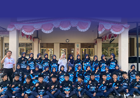 Para pesilat dari SMP Negeri 2 Kalimanah Bersama Kepala SMP Negeri 2 Kalimanah, Tjandra Irawati dan paraguru pelatih setelah sukses menyabet gelar juara umum kategori jenjang SMP/MTs dalam Kejuaraan Pencak Silat Piala Ketua Umum IPSI Kabupaten Purbalingga Tahun 2026.