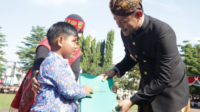Bupati Purbalingga, Fahmi Muhammad Hanif, memberikan apresiasi tinggi kepada siswa berprestasi pada upacara Hari Pendidikan Nasional 2026 di Alun-alun Purbalingga, Sabtu 2 Mei 2026.