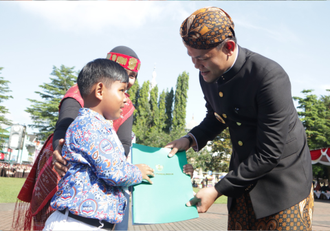 Bupati Purbalingga, Fahmi Muhammad Hanif, memberikan apresiasi tinggi kepada siswa berprestasi pada upacara Hari Pendidikan Nasional 2026 di Alun-alun Purbalingga, Sabtu 2 Mei 2026.