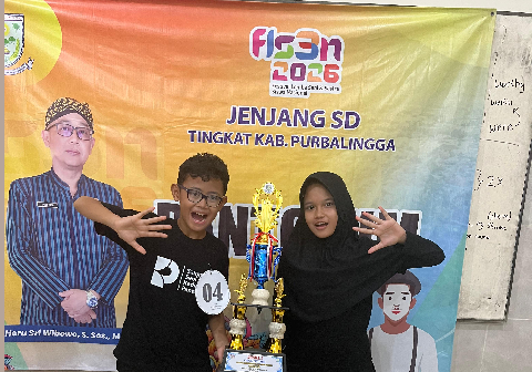 Adhyasta Hanindhito dan Aura Latifa Adzkia dari SD Negeri 1 Panican, Kecamatan Kemangkon, mencetak prestasi gemilang dalam Festival Lomba Seni serta Sastra Siswa Nasional (FLS2N) tingkat Kabupaten Purbalingga.