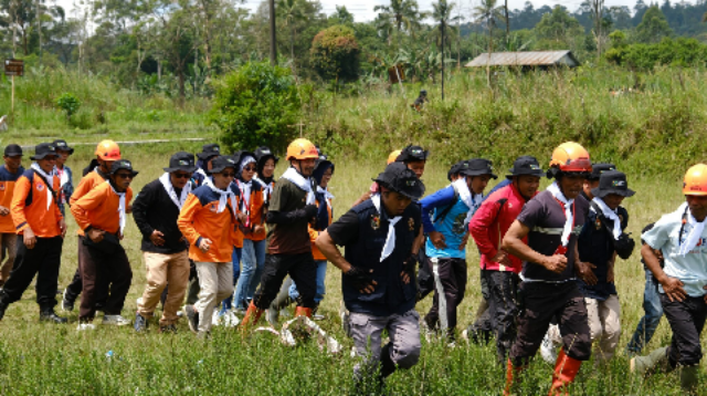 Tagana menggelar gladi kotor simulasi penanganan bencana alam di Lapangan Desa Penakir, Kecamatan Pulosari.