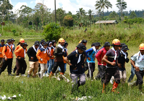 Tagana menggelar gladi kotor simulasi penanganan bencana alam di Lapangan Desa Penakir, Kecamatan Pulosari.