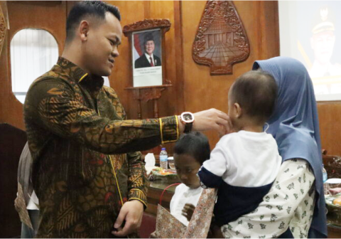 Bupati Purbalingga Fahmi Muhammad Hanif berikan bantuan sosial/hibah kepada penyandang thalasemia mayor berupa lauk pauk dan transportasi melalui Perhimpunan Orangtua Penderita Thalasemia Indonesia (POPTI). Minggu 25 Mei 2025